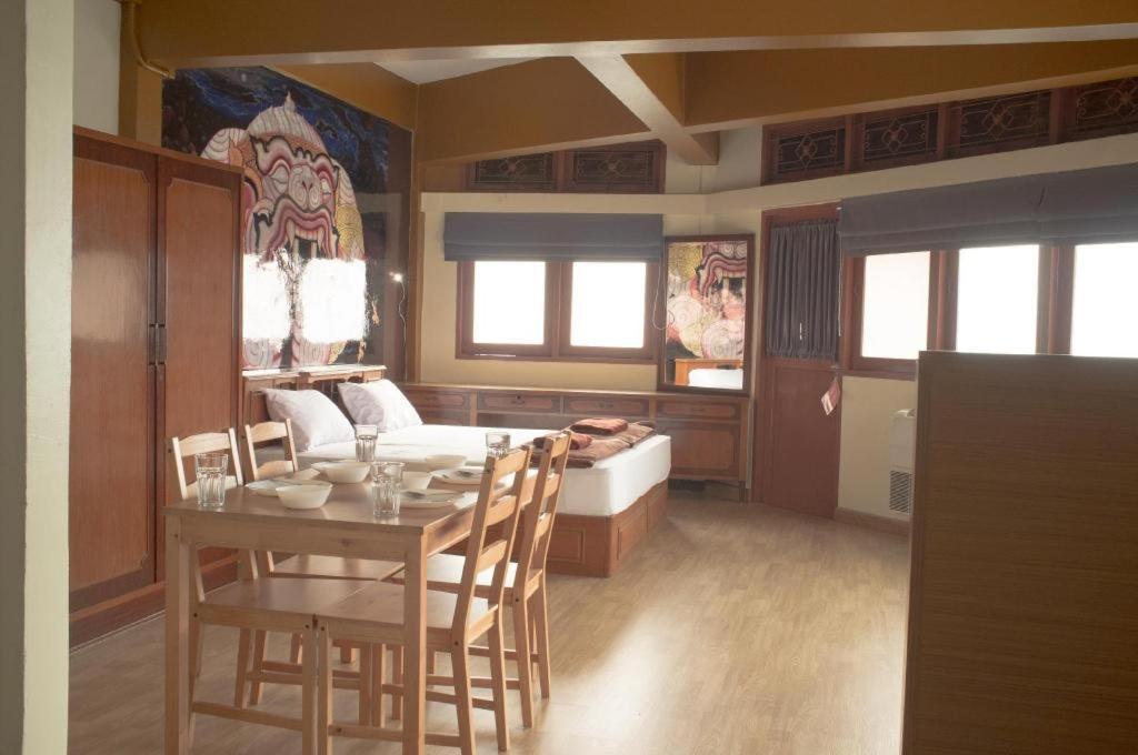 Alameda Suites Hotel Бангкок Экстерьер фото