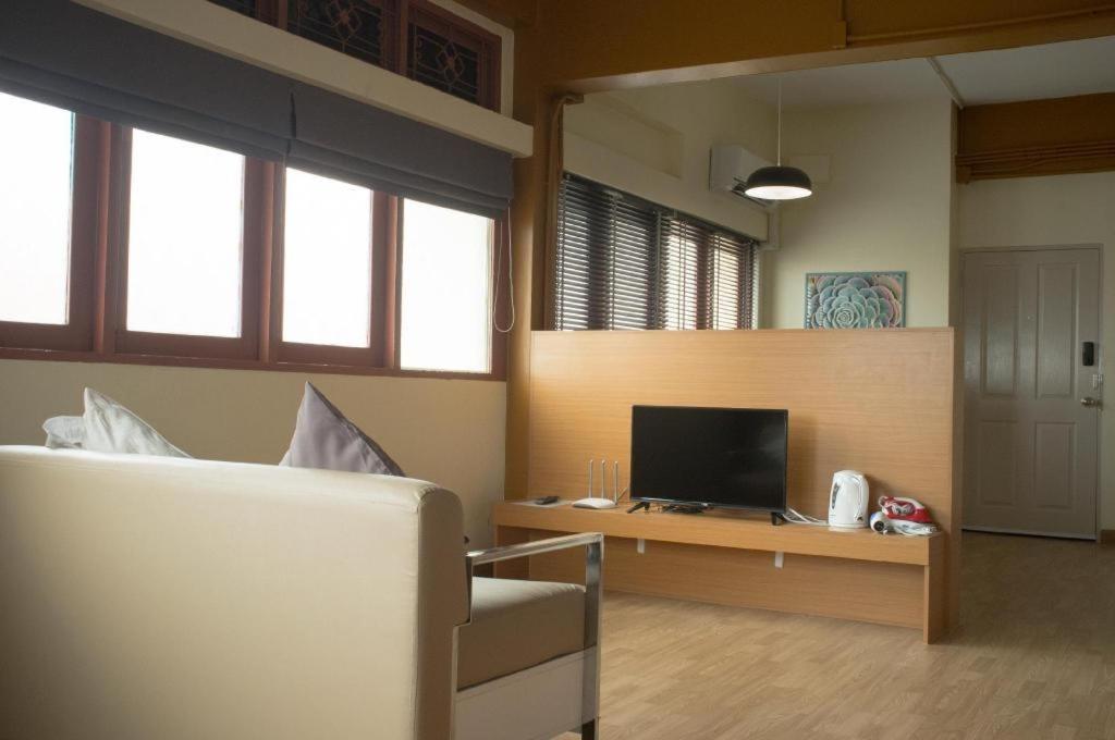 Alameda Suites Hotel Бангкок Экстерьер фото