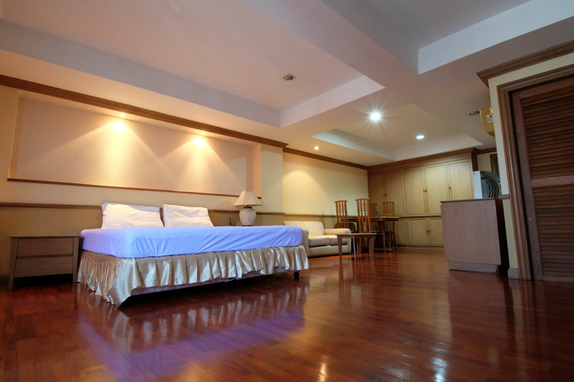 Alameda Suites Hotel Бангкок Экстерьер фото